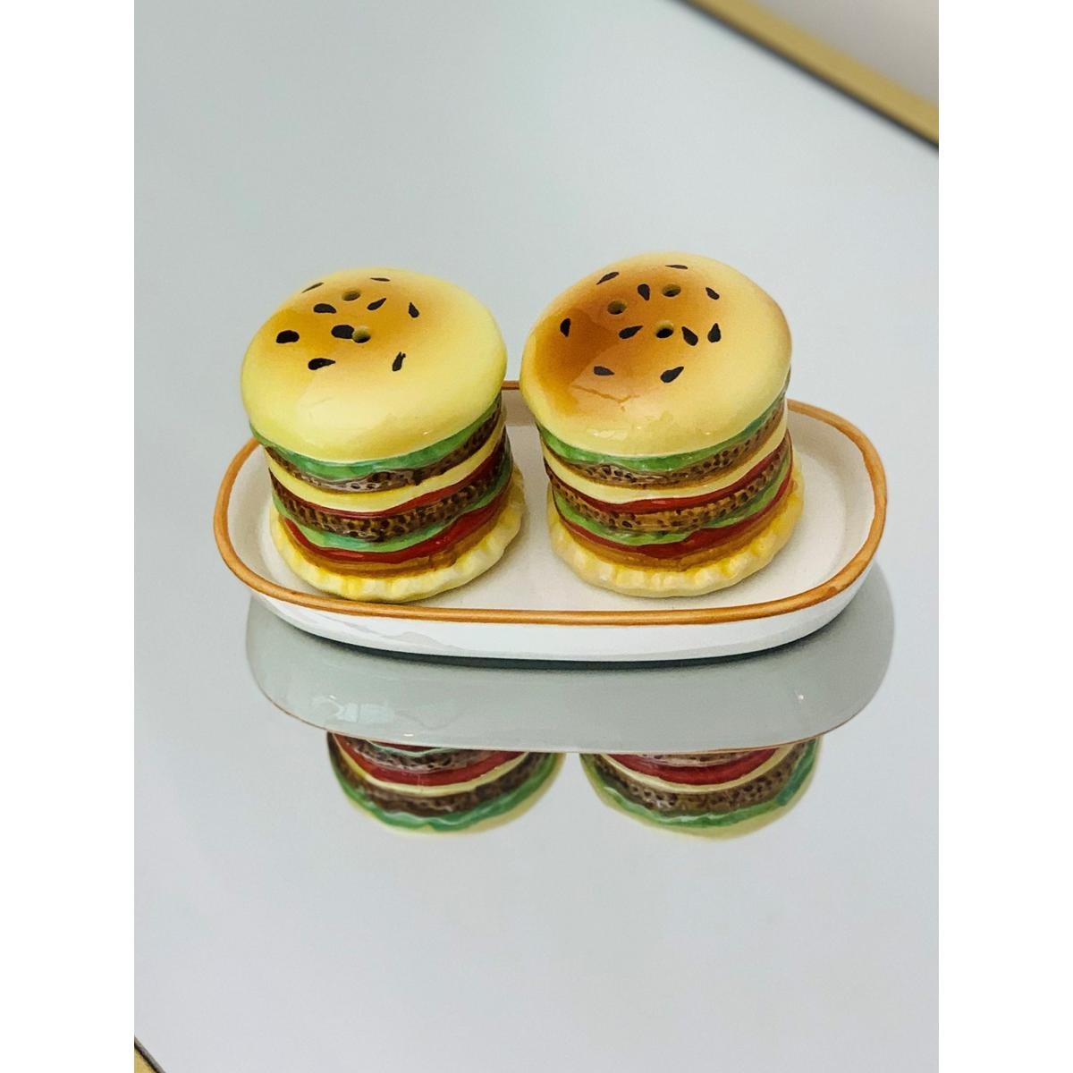 Burger Shape Salt and Pepper shaker with Tray (2 Piece Set)